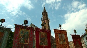 Turm mit Vordergrund Fahnen "Herz-Jesus-Prozession"